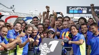 Pembalap Team Suzuki Ecstar, Alex Rins, bersama tim, merayakan suksesnya usai jadi juara MotoGP Inggris di Sirkuit Silverstone, Minggu (25/8). (Dok. Suzuki).