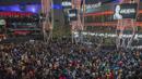 Sejumlah warga berkumpul untuk mengenang wafatnya Kobe Bryant di Staples Center, Los Angeles, Minggu (26/1). Akibat kecelakaan helikopter, legenda NBA itu wafat bersama sang putri. (AFP/Apu Gomes)