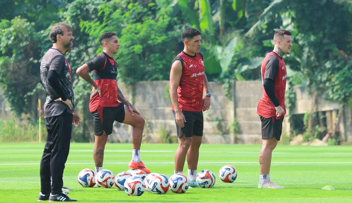 Persija Jakarta mematangkan taktik melalui latihan intensif di Persija Training Ground, Bojongsari, Depok, Jawa Barat. Tampak dalam foto, tiga pemain asing Persija Jakarta saat mengikuti sesi latihan di Persija Training Ground, Bojongsari, Kota Depok, Jawa Barat, Kamis (7/5/2026). (Bola.com/M Iqbal Ichsan)