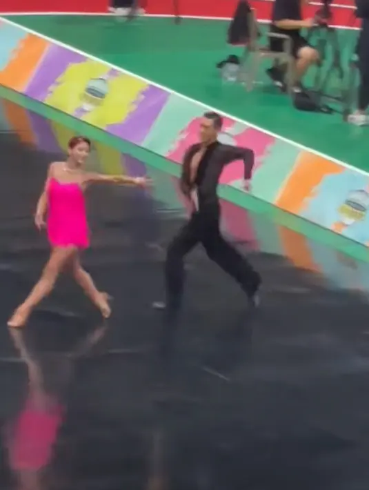 Xiaoting tampil dengan kostum berbeda, menari diiringi lagu "Beggin" yang dipopulerkan oleh Måneskin. (Foto: Youtube/ ABCDE]
