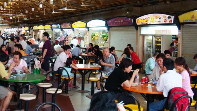 Setidaknya ada 100 kedai makanan khas Singapura yang bisa dipilih di sini (sumber: commons.wikimedia)