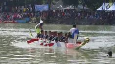 Peserta mengayuh perahu dayung naga selama Festival Danau Sunter di Jakarta, Minggau (25/2). Kegiatan tersebut untuk mengkampanyaken kebersihan dan menjaga lingkungan danau yang berada di Jakarta. (Liputan6.com/Angga Yuniar)