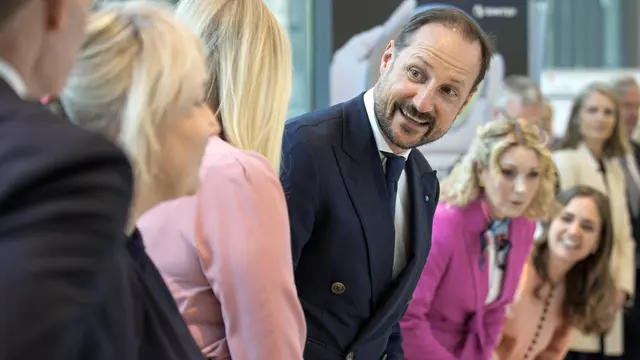 Putra Mahkota Haakon dari Norwegia difoto saat mengunjungi Kota Sains Oslo dan Laboratorium Mikro dan Nanoteknologi (MiNaLab) selama kunjungan resmi kenegaraan pasangan kerajaan Denmark tersebut ke Norwegia, di Oslo pada 14 Mei 2024.  Stian Lysberg Solum