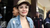 Nikita Mirzani usai menjalani pemeriksaan terkait kasus pencemaran nama baik oleh Julia Perez di Polres Jakarta Selatan, Senin (5/12/2016). (Rizky Aditya Saputra/Liputan6.com)