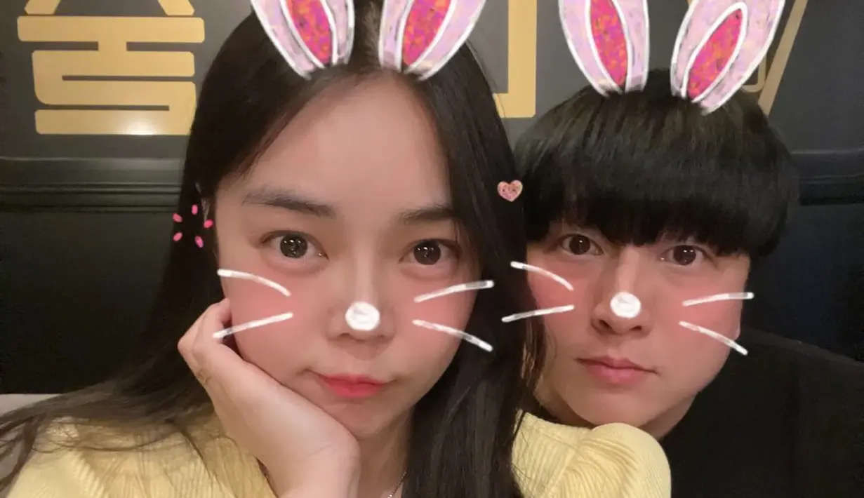 Keduanya juga tak ragu menunjukkan kemesraan lewat gaya couple yang serasi. [Foto: IG/choi_tea_il].