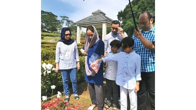 6 Momen Keluarga Bunga Citra Lestari Ziarah ke Makam Ashraf, Terlihat Tegar