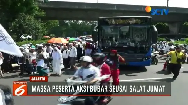 Aksi pembebasan Baitul Maqdis di Tugu Monas, Jakarta Pusat, berakhir usai salat Jumat. Pembubaran massa mengakibatkan arus lalin di Jalan Medan Merdeka macet.