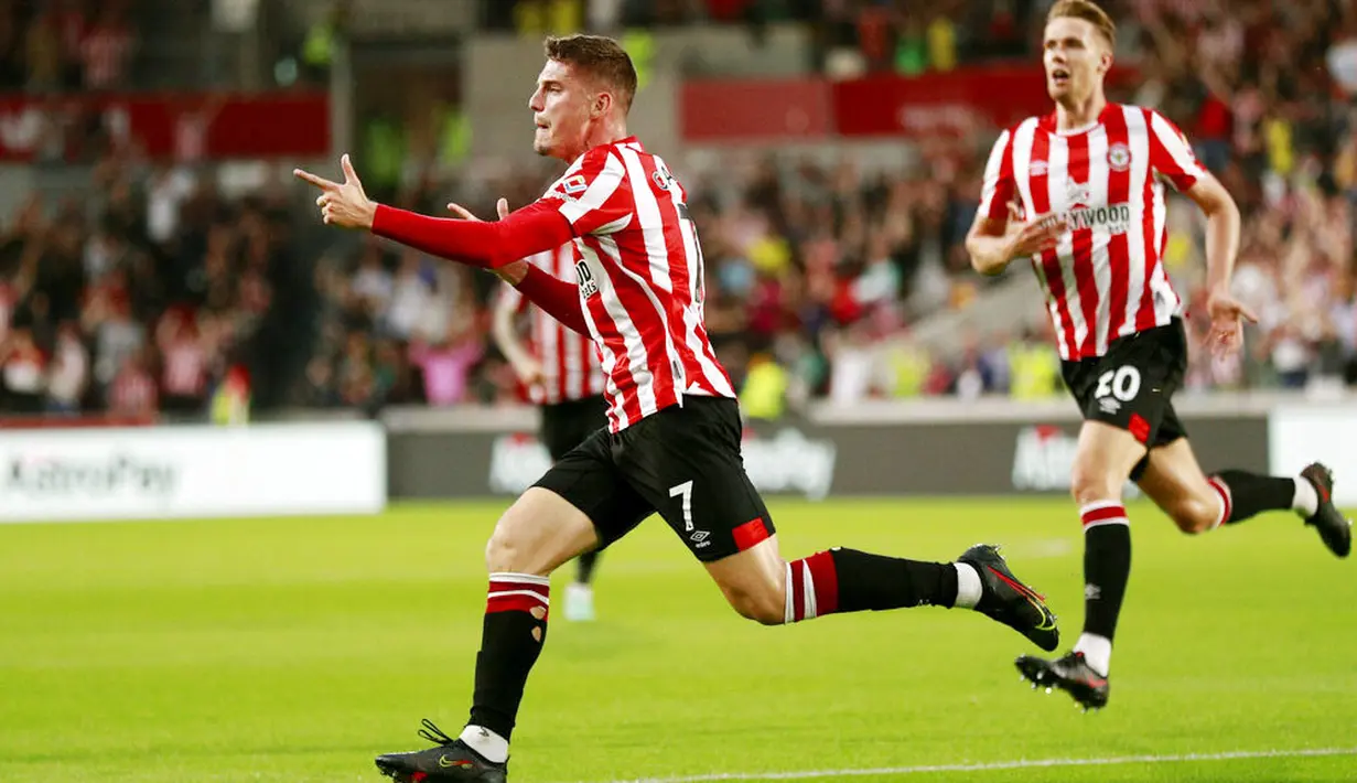 Sergi Canos - Winger tim promosi Brentford itu tampil apik saat membungkam Arsenal dua gol tanpa balas di pekan pembuka Liga Inggris. Pemain asal Spanyol itu melepaskan tiga tembakan dan satu di antaranya berbuah gol. (Foto: AP/Ian Walton)