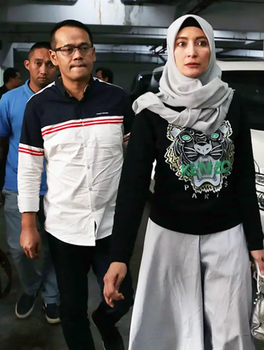 "Iya, suami saya pasrah, dia terima, terserah Allah skenarionya seperti apa.  Apa pun keputusan hakim dia hargai, dia hormati. Dia percaya sama hakim," katanya. (Deki Prayoga/Bintang.com)