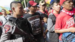 Petugas keamanan bersiaga saat suporter Semen Padang antri memasuki Stadion Utama Gelora Bung Karno, Jakarta, jelang final Piala Jenderal Sudirman antara Semen Padang melawan Mitra Kukar, Minggu (24/1/2016). (Bola.com/Vitalis Yogi Trisna)