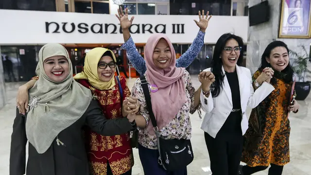 Wajah Semringah Baiq Nuril Usai Putusan Rapat Bamus DPR
