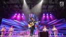 Penampilan Virgoun membawakan lagu berjudul "Bukti" pada malam puncak HUT ke-28 SCTV di ICE BSD, Tangerang Selatan, Jumat (24/8). Sejumlah musisi dan pemain sinetron turut memeriahkan HUT SCTV ke-28. (Liputan6.com/Faizal Fanani)