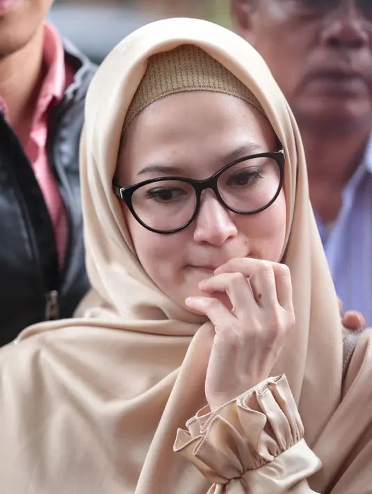 Jika seandainya benar, bahwa Lyra Virna menjadi tersangka kasus pencemaran nama baik, sebagai kuasa hukumnya akan menempuh upaya hukum yang bisa dilakukan. "Seandainya sudah tersangka kami akan melakukan upaya hukum," tegasnya. (Adrian Putra/Bintang.com)