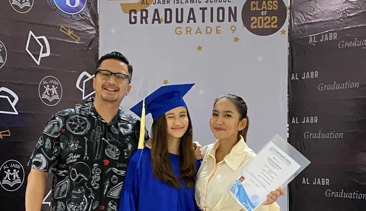 Ferry Maryadi dan mantan istri, Risma Nilawati hadir dalam wisuda anak mereka, Harley Ava Princy (Foto: Instagram @kangferrymaryadi)