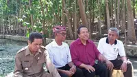 Menteri Koordinator Bidang Maritim dan Sumber Daya Rizal Ramli melakukan kunjungan ke Hutan Ketentang, Batu Cermin, Kabupaten Manggarai Barat, Nusa Tenggara Timur (NTT). (Foto: Septian Deny/Liputan6.com)