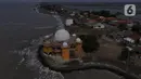 Foto udara menggambarkan suasana kehidupan di pesisir pantai Pisangan, Desa Cemara Jaya, Kecamatan Cibuaya, Kabupaten Karawang, Jawa Barat, Sabtu (27/5/2023). (merdeka.com/Imam Buhori)