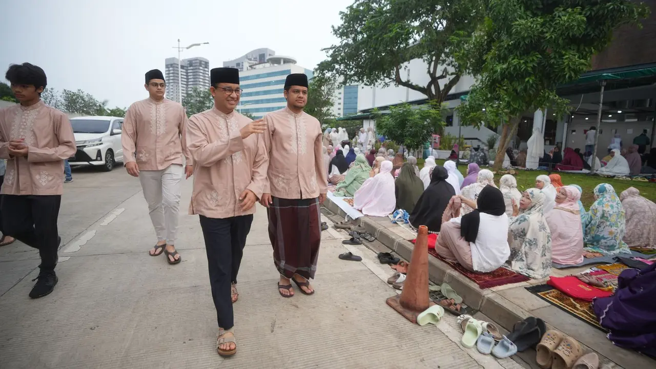 Mantan calon presiden (capres) Anies Baswedan melaksanakan salat Idul Adha 1445 Hijiriah di Masjid Babul Khoirot, Cilandak, Jakarta Selatan, Senin (17/6/2024).