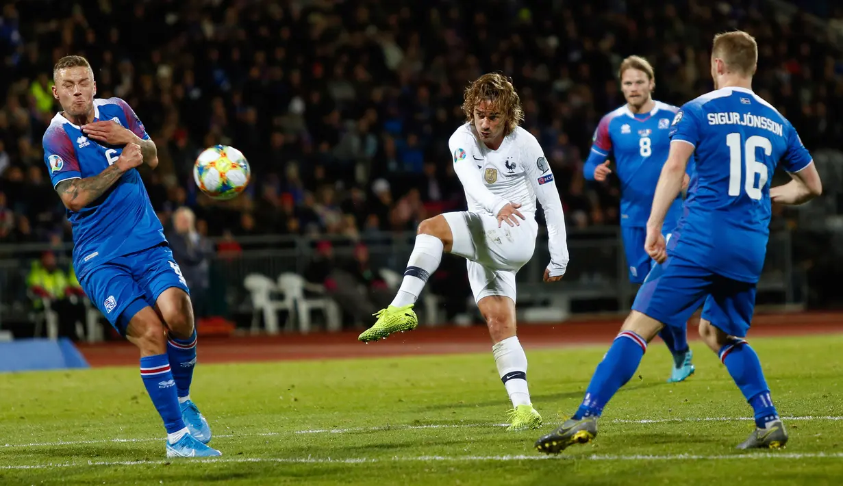 Penyerang Prancis, Antoine Griezmann melakukan tendangan ke arah gawang Islandia dalam laga lanjutan Grup H Kualifikasi Piala Eropa 2020. di Stadion Laugardalsvollur, Reykjavik, Jumat (11/10/2019). Timnas Prancis harus susah payah mengalahkan Islandia dengan skor 1-0. (AP/Brynjar Gunnarsson)