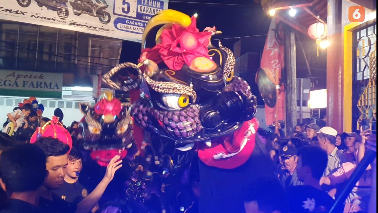 Barongsai 'Gie Say' hibur ratusan warga di Kota Sukabumi di bazar sambut Ramadan (Liputan6.com/Fira Syahrin).