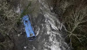 Bus Terjun ke Jurang 20 Meter di Spanyol, 83 Orang Terluka