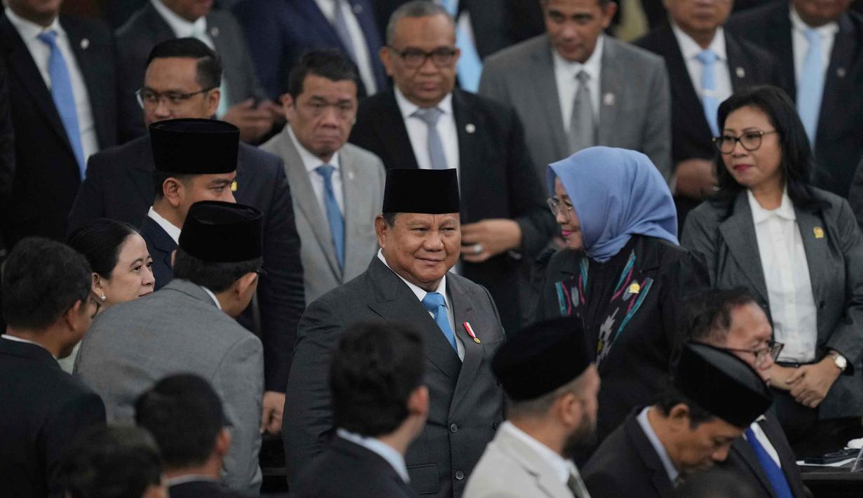 Presiden Republik Indonesia, Prabowo Subianto (tengah) saat tiba untuk menyampaikan pidatonya pada sidang paripurna Dewan Perwakilan Rakyat (DPR) di Jakarta, Rabu 20 Mei 2026. (AP Photo/Achmad Ibrahim)