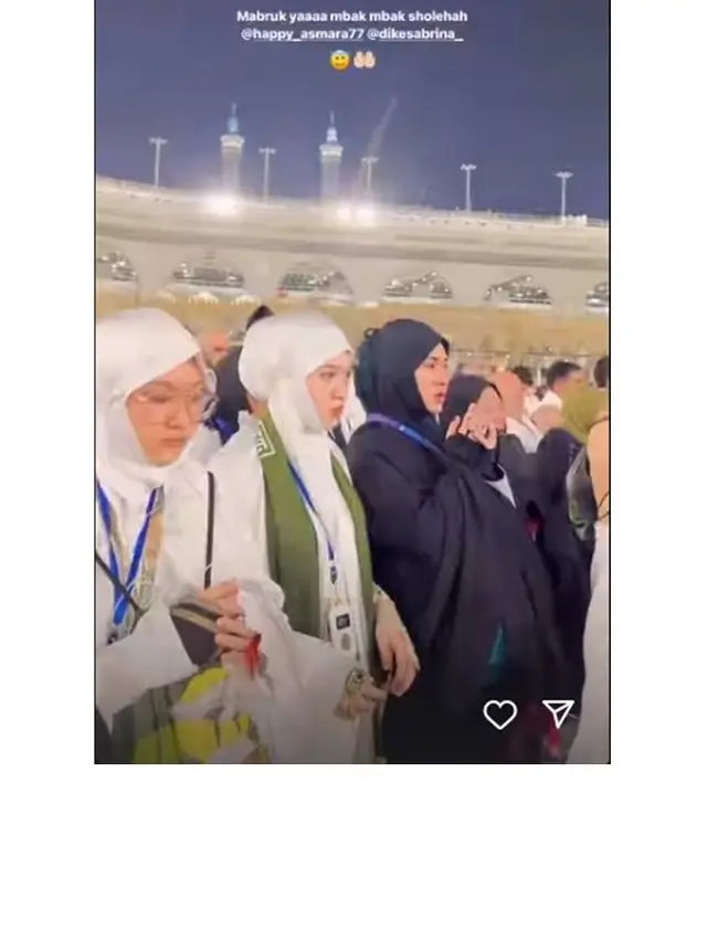 7 Potret Happy Asmara Jalani Umroh, Penampilan Berhijab Curi Perhatian