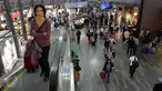 Aktivitas calon penumpang di Bandara Internasional Ataturk di kota Istanbul, Rabu (19/4). Bandara yang dibuka untuk publik pada tahun 1924 ini merupakan bandara terbesar dan tersibuk di Turki. (Liputan6.com/Immanuel Antonius)