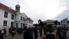 Warga menikmati suasana Taman Fatahillah di Kota Tua, Jakarta, Selasa (25/4/2023). (Liputan6.com/Johan Tallo)