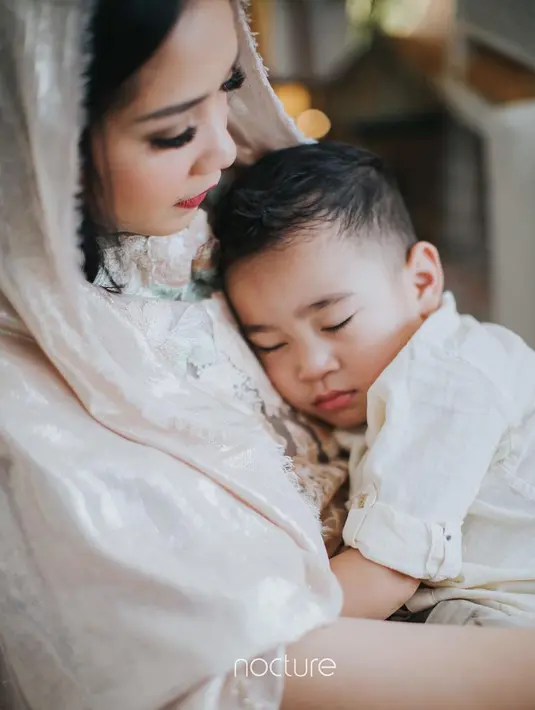 Saat memangku Rafathar yang sedang tidur pun, Nagita Slavina terlihat begitu anggun. (Foto: instagram.com/raffinagita1717)