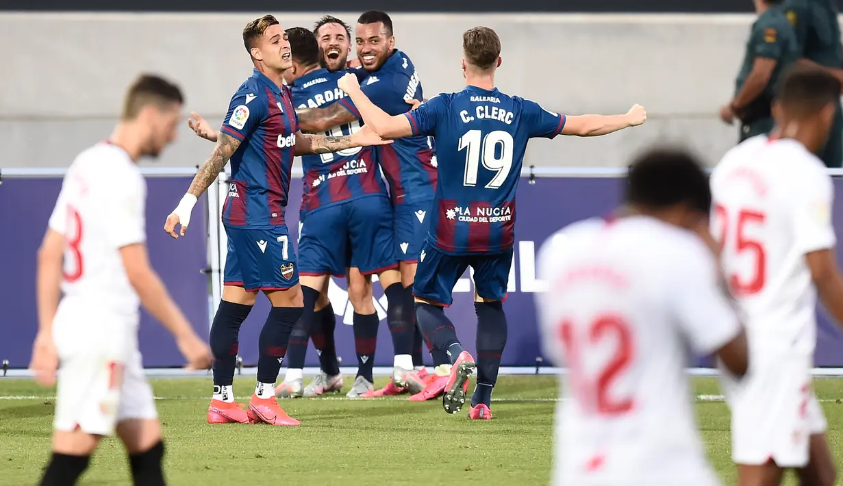 Para pemain Levante merayakan gol ke gawang Sevilla pada laga La Liga di Estadio Camilo Cano, Selasa (16/6/2020). Kedua tim bermain imbang 1-1. (AFP/Jose Jordan)