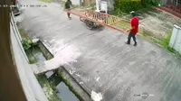 Rekaman CCTV yang memperlihatkan dua pria melakukan pencurian pagar rumah disiang bolong di Pekanbaru. (Liputan6.com/M Syukur)