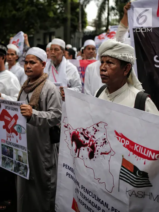 Massa yang tergabung dalam Aksi Solidaritas Islam Indonesia untuk Kashmir menggelar aksi di depan Kedubes India, Jakarta, Rabu (6/2). Massa meminta pemerintah India segera menghentikan genosida yang dilakukan oleh militer. (Liputan6.com/Faizal Fanani)