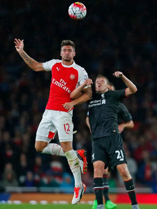 Penyerang Arsenal, Olivier Giroud (kiri) berebut bola udara dengan gelandang Liverpool, Lucas Leiva Chambers dalam pertandingan Liga Primer Inggris di Stadion Emirates, Inggris, (24/8/2015). Kedua tim bermain imbang dengan skor 0-0. (Reuters/Eddie Keogh)