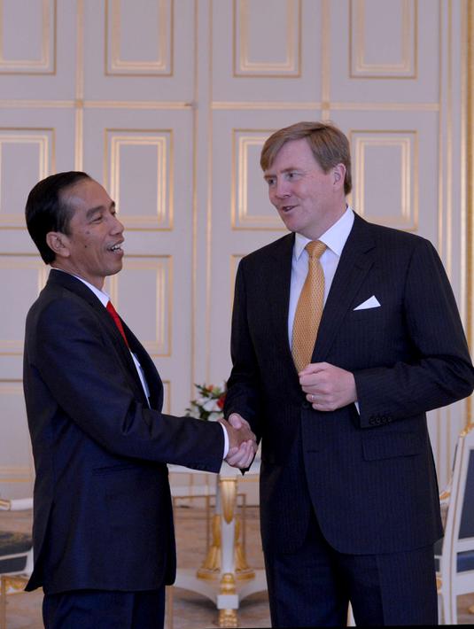 Presiden Joko Widodo(Jokowi) ketika berjabat tangan dengan Raja Belanda Willem-Alexander di Istana Noordeinde, Den Haag, Jumat (22/4). Pertemuan di Negeri Kincir Angin ini merupakan kunjungan resmi dengan misi ekonomi. (Foto: Laily Rachev/Setpres RI)