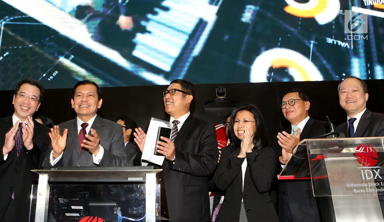 CEO Citi Indonesia Batara Sianturi (kedua kiri) dan Dirut BEI Inarno Djajadi (ketiga kiri) saat membuka perdagangan saham Citi Indonesia dalam rangka perayaan 50 tahun dedikasi Citi untuk Indonesia di BEI, Senin (2/7). (Liputan6.com/HO/Budi)