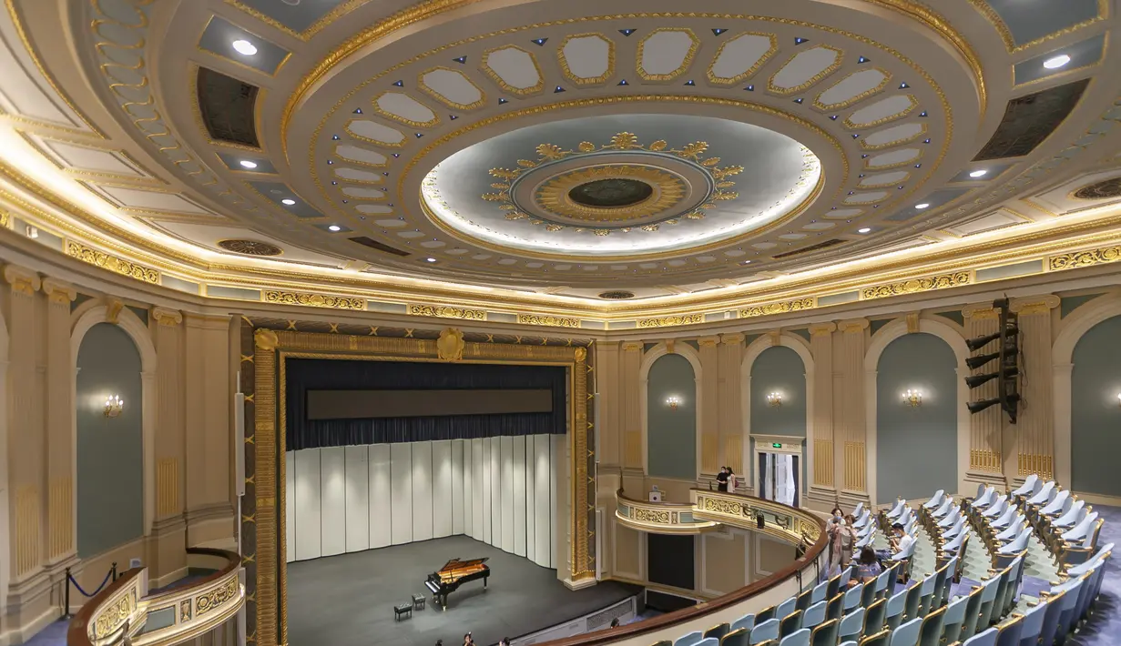 Lobi utama Gedung Konser Shanghai (Shanghai Concert Hall) di Shanghai, China timur (6/9/2020). Gedung konser tersebut dibuka kembali untuk umum pada Minggu (6/9) setelah dipugar selama satu setengah tahun. (Xinhua/Wang Xiang)