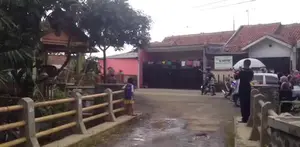 Jenazah Ayah Ariel NOAH Tiba di Pemakaman