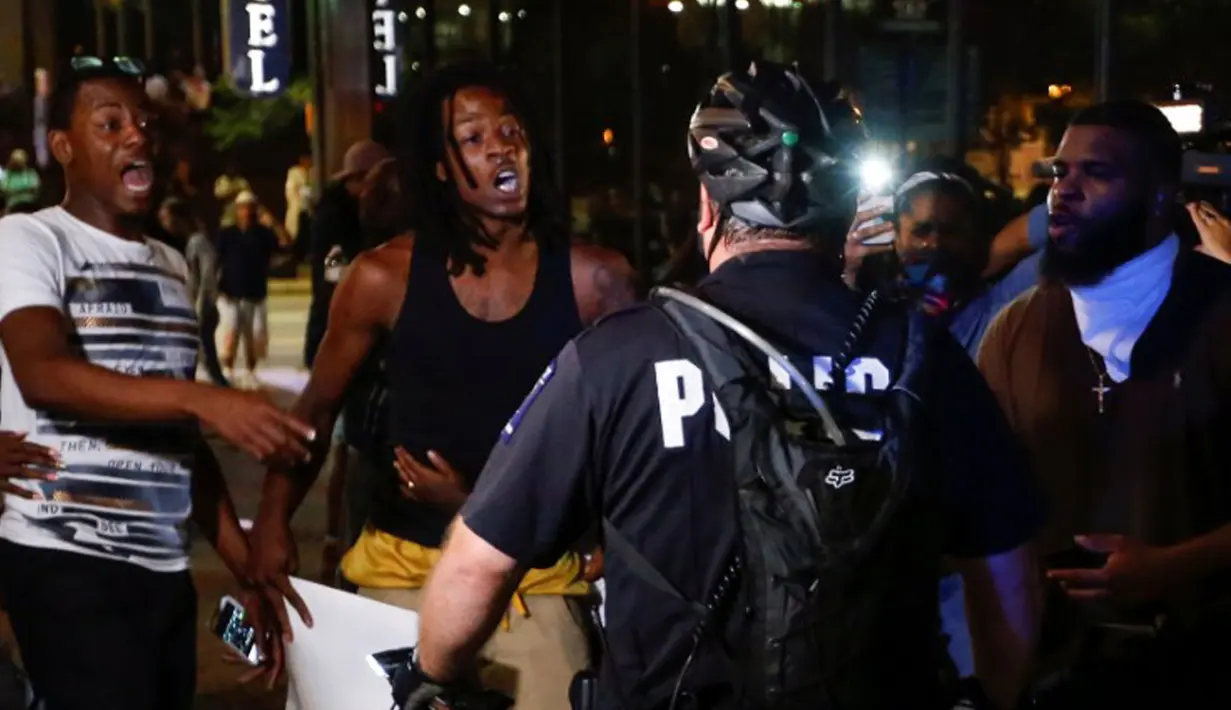 Sejumlah pria berteriak saat unjuk rasa memprotes atas penembakan pria kulit hitam bernama Keith Lamont Scott oleh polisi di daerah Charlotte, North Carolina, AS, Rabu (21/9). (REUTERS/Jason Miczek)