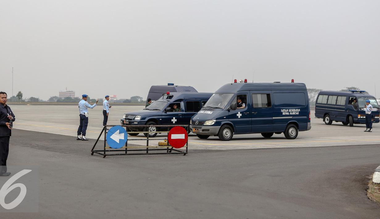 Sejumlah mobil jenazah dipersiapkan untuk menerima jenazah korban jatuhnya Pesawat TNI AU Hercules C-130 yang akan tiba di Lanud Halim, Jakarta, Rabu (1/7/2015). Peristiwa nahas tersebut merenggut sekitar 122 korban jiwa. (Liputan6.com/Faizal Fanani)