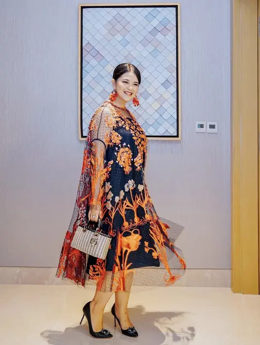 Putri Sulung Jokowi, Kahiyang Ayu jadi salah satu anak pejabat yang kerap hadir di fashion show lokal. Misalnya ia tampil mengenakan dress dari brand lokal, Biyan. [Instagram/@ayanggkahiyang]