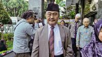 Ketua Majelis Kehormatan Mahkamah Konstitusi (MKMK) Jimly Asshiddiqie saat memasuki Gedung Mahkamah Konstitusi, Jakarta, Senin (30/10/2023). (Liputan6.com/Angga Yuniar)