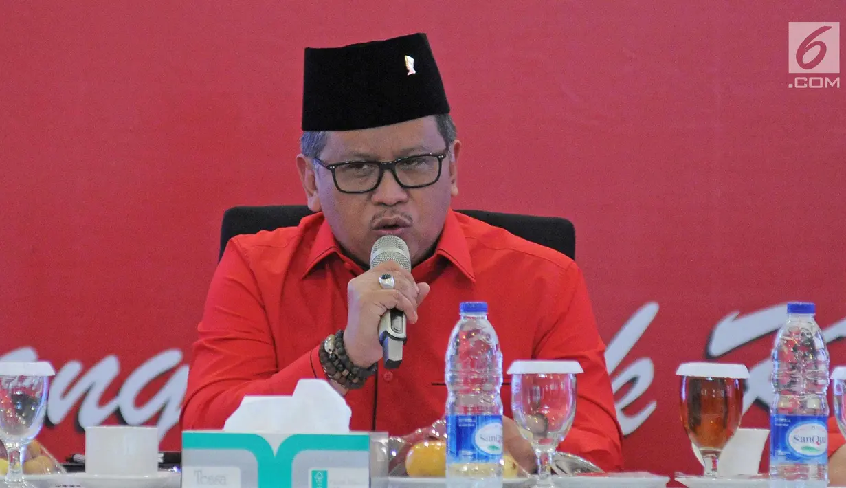 Sekjen PDI-P, Hasto Kristiyanto memberikan sambutan dalam pembukaan Sekolah partai angkatan ke-6 di Wisma Kinasih, Depok, Minggu (28/1). (Liputan6.com/Herman Zakharia)