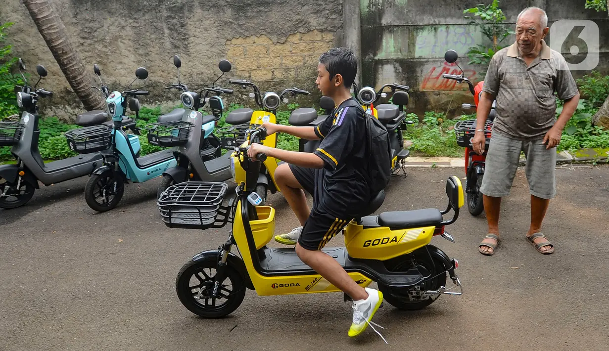 Untuk jenis sepeda listrik yang disewakan memiliki fasilitas keranjang depan dan jok untuk penumpang di belakang pengemudi. (merdeka.com/Arie Basuki)