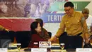 Menko PMK, Puan Maharani (kiri) bersalaman dengan Mendagri Tjahjo Kumolo jelang rakor tingkat menteri di Jakarta, Senin (20/2). Rapat membahas persiapan pelaksanaan Asian Games 2018 di Jakarta dan Palembang. (Liputan6.com/Helmi Fithriansyah)