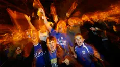 Para suporter Leicester City melakukan selebrasi setelah timnya berhasil meraih juara Liga Inggris di depan rumah Jamie Vardy, Leicester, (3/5). Leicester Juara setelah saingannya Tottenham bermain imbang 2-2 dengan Chelsea. (Reuters/Darren Staples)