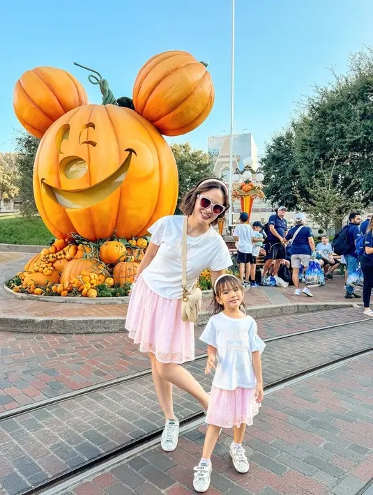 Keduanya mengenakan t-shirt Dior Montaigne putih pink dengan rok mini renda berwarna soft pink [@shandyaulia]