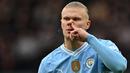 <p>Pemain Manchester City, Erling Haaland membersihkan hidungnya pada laga lanjutan Liga Inggris 2023/2024 melawan Manchester United di Etihad Stadium, Manchester, Inggris, Minggu (03/03/2024) WIB. (AFP/Paul Ellis)</p>