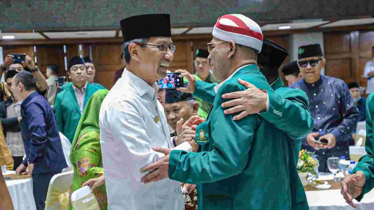 Pengurus PWNU DKI Jakarta Syarif  bersama Penjabat (Pj) Gubernur DKI Jakarta Heru Budi Hartono dalam acara Halal Bihalal Keluarga Besar NU, Rabu, (24/5/2023).