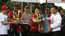 Peraih emas bulutangkis Olimpiade Rio 2016, Tontowi Ahmad dan Liliyana Natsir, mendapat souvenir khas Kudus yang diserahkan Bupati Kudus, Musthofa di alun-alun kota Kudus, Kamis (1/9/2016). (Bola.com/Arief Bagus)