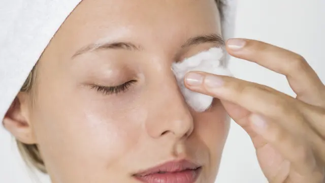 Ilustrasi wanita sedang membersihkan salah satu sisi matanya